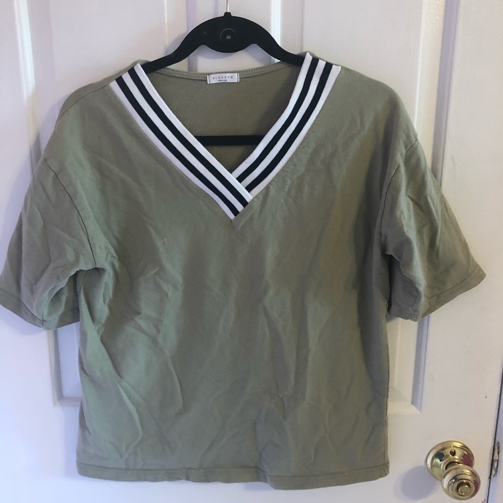 GREEN ACCENTED V-NECK